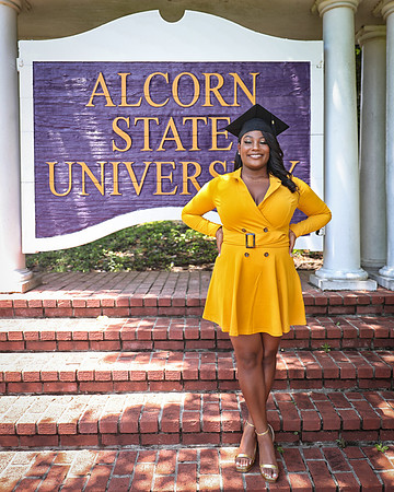 2025_Grad_Maddy-35