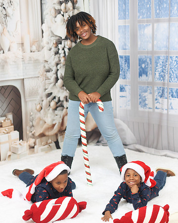 2024_Christmas_Courtney-38