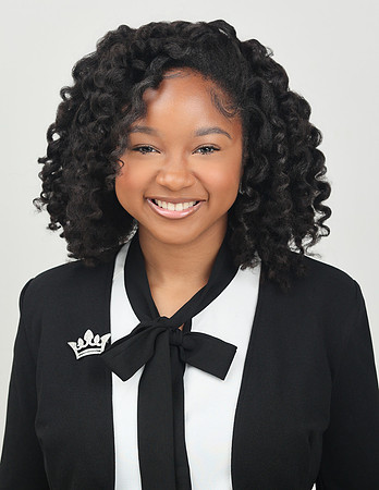 2025_Headshots_Shelby-26
