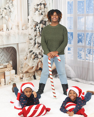 2024_Christmas_Courtney-39