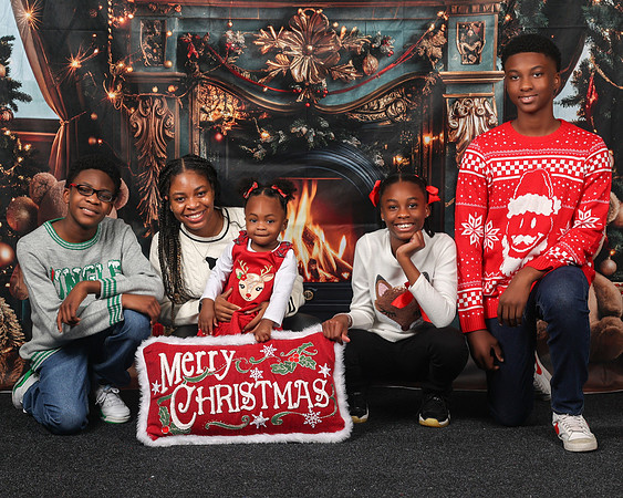 2024_Christmas_Evelyn-8