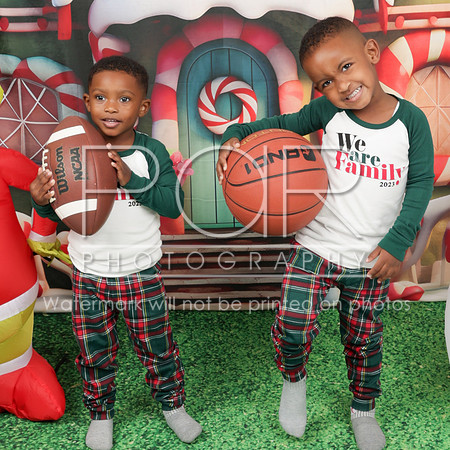 2023_Christmas_Janika Leak-35