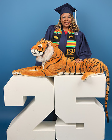 2025_Grad_AnnLewis-38
