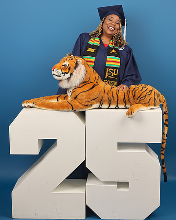 2025_Grad_AnnLewis-37