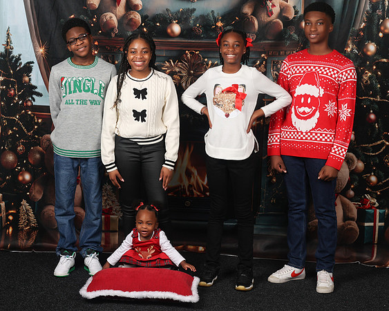 2024_Christmas_Evelyn-6
