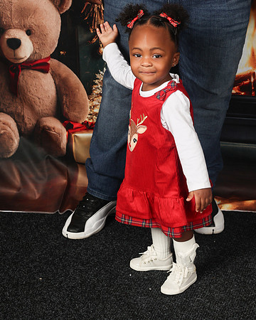 2024_Christmas_Evelyn-5