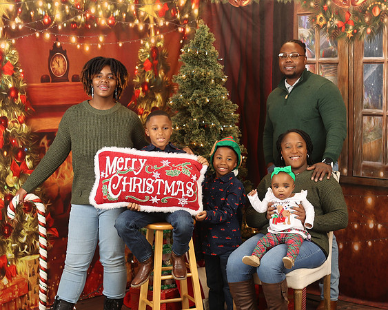 2024_Christmas_Courtney-37