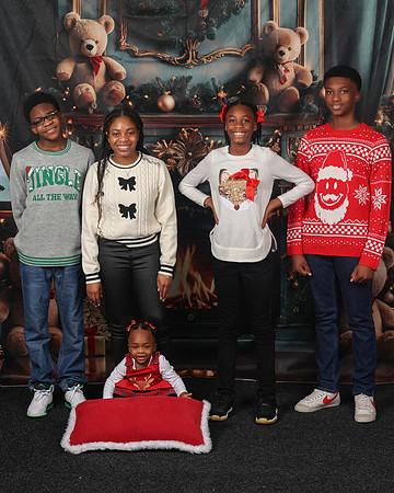 2024_Christmas_Evelyn-7