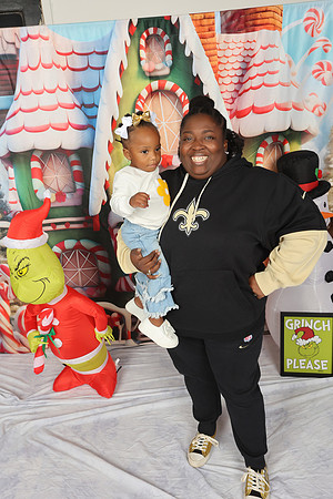 2024_Christmas_MitchellFamily-44