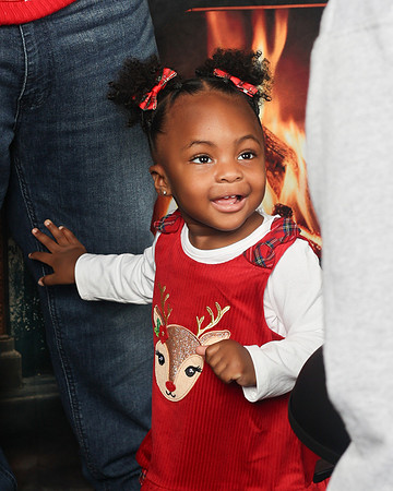 2024_Christmas_Evelyn-4