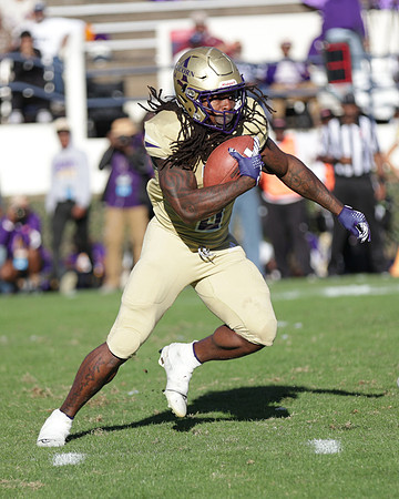 Jarveon Howard scores on a 1 yard run-1
