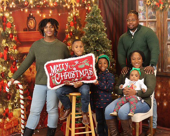 2024_Christmas_Courtney-36