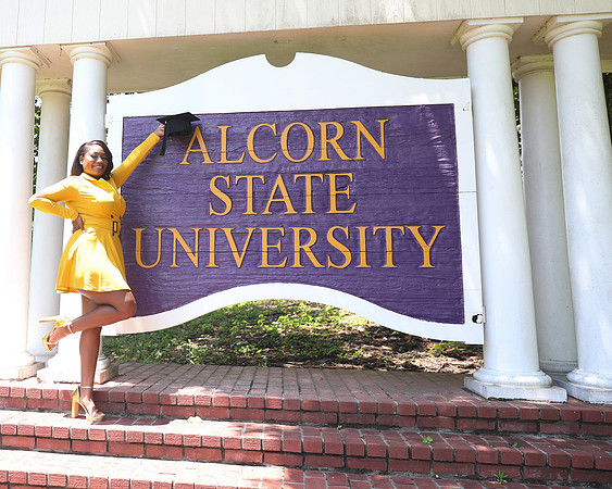 2025_Grad_Maddy-28