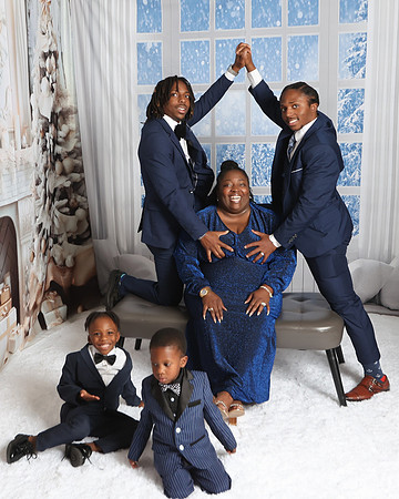 2024_Christmas_MitchellFamily-9
