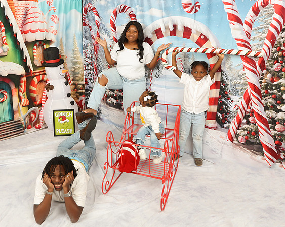 2024_Christmas_MitchellFamily-50