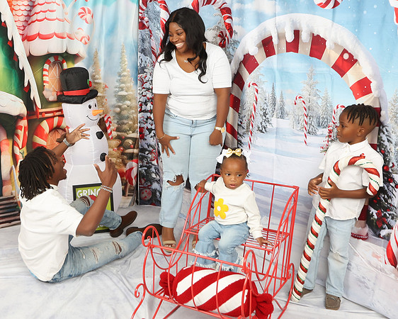 2024_Christmas_MitchellFamily-48