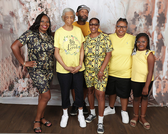 2024_Romanda_Family-14