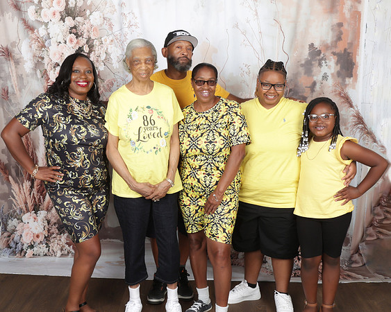 2024_Romanda_Family-15
