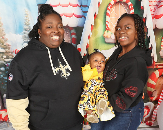 2024_Christmas_MitchellFamily-39