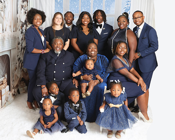 2024_Christmas_MitchellFamily-2