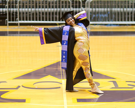 2025_Grad_Maddy-44